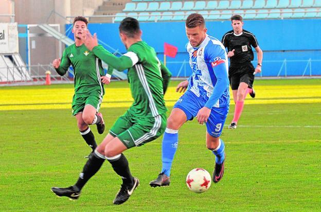 Andrés Carrasco, autor del 1-0, intenta superar a un defensor bético./Paco Alonso / AGM