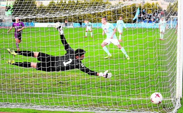 Lolo González bate a Embela desde el punto de penalti./Paco Alonso