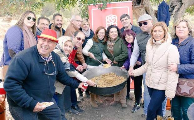 Castejón, junto a compañeros de partido, ayer en la romería del Cañar. /PSOE