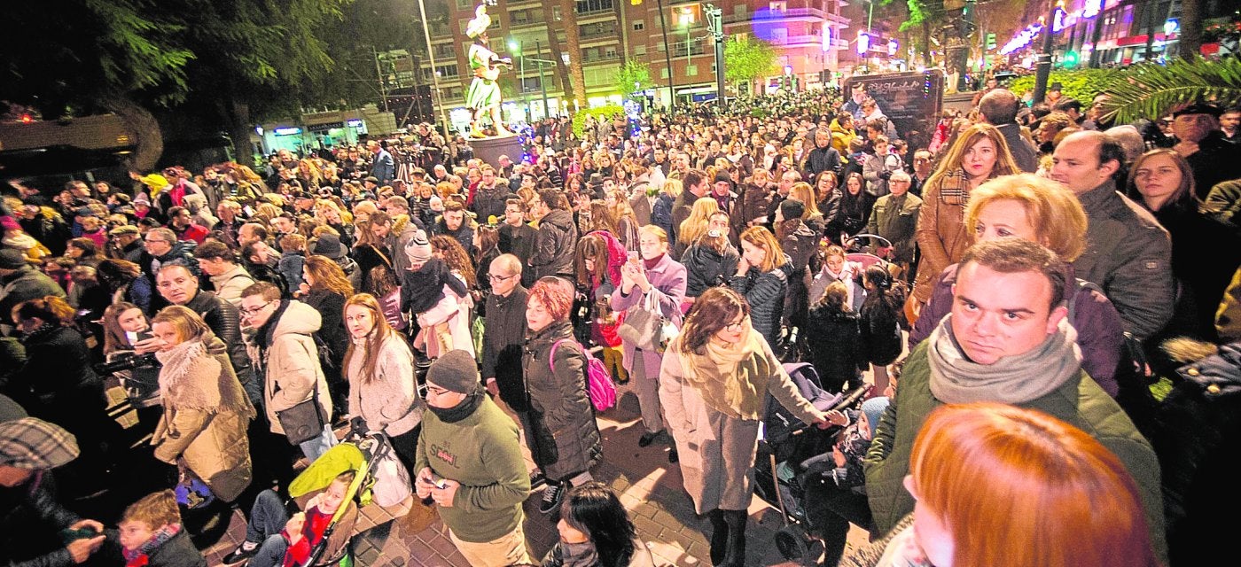 La plaza Circular, a rebosar, durante el acto del encendido del árbol, con Ruth Lorenzo. / Javier Carrión / AGM