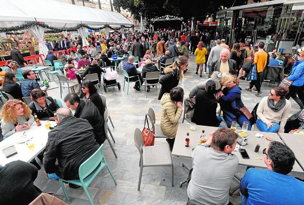 Un bar de la Plaza de San Francisco lleno, en una foto realizada en la tarde de Nochebuena. / Antonio Gil / AGM