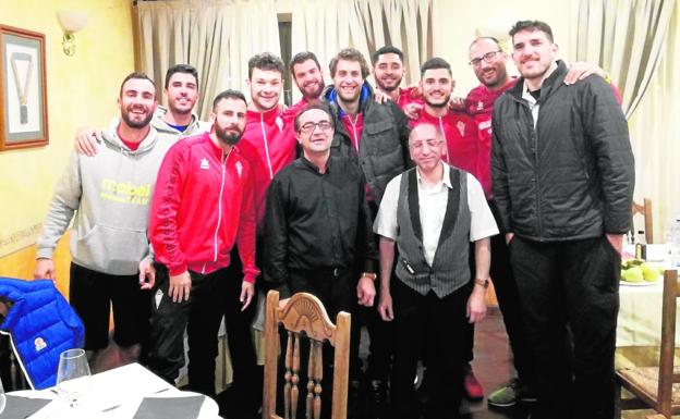 Jugadores del Real Murcia, en un restaurante de Medina del Campo./RMB