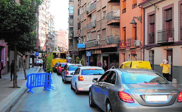 La calle Mayor, acotada con vallas y arbustos, en sentido único la pasada Navidad./J. L. V.