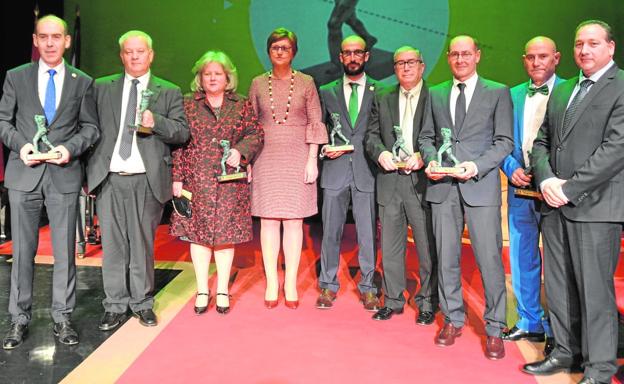 La alcaldesa Juana Guardiola junto a los premiados. S. D. J./