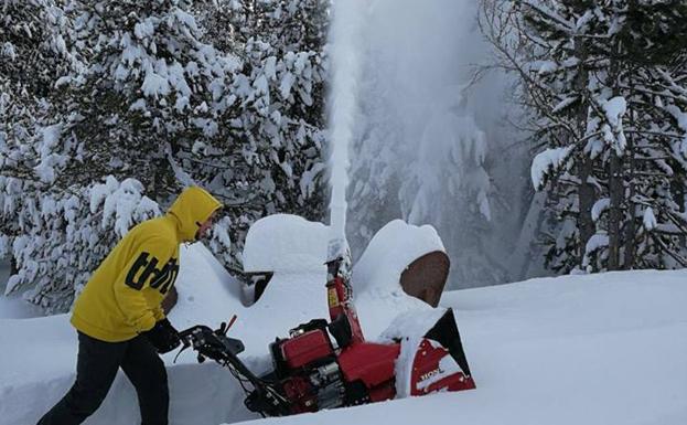 Durante los últimos días se trabaja constantemente para aumentar la superficie esquiable/Grandvalira