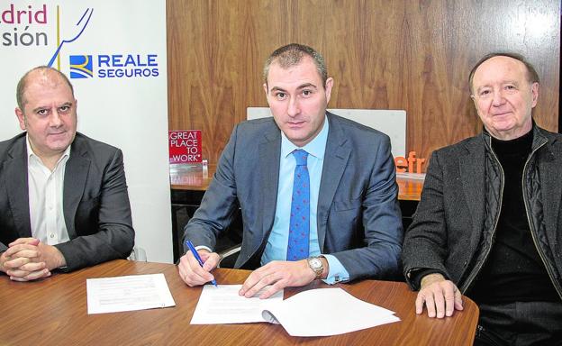 Benjamín Lana, director editorial de Vocento y vicepresidente de Madrid Fusión; Ignacio Mariscal, consejero delegado de Reale Seguros; y José Carlos Capel, presidente del congreso gastronómico, durante la firma del acuerdo./Alberto Ferreras