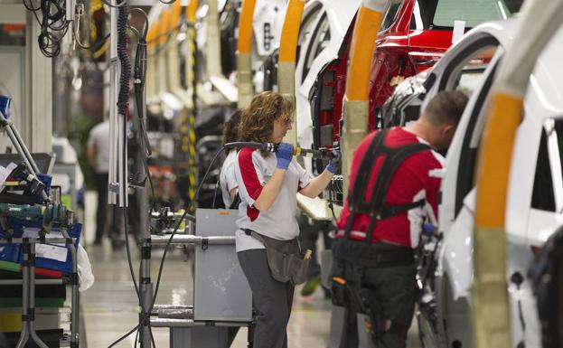 Varios trabajadores, en una cadena de montaje./Marta Pérez (Efe)