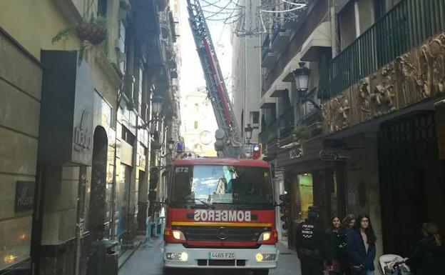 Los bomberos aseguran una fachada en la calle Trapería. /Policía Local de Murcia