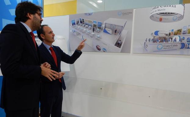 Javier Celdrán presenta el 'stand' de la Región en Fitur 2018./