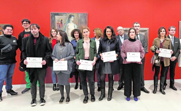 En primera línea, ocho de los diez premiados que ayer recogieron su diploma en la sala de exposiciones del Ayuntamiento. En segunda, el alcalde de Murcia, José Ballesta, y los representantes de las entidades participantes./E. Botella / AGM