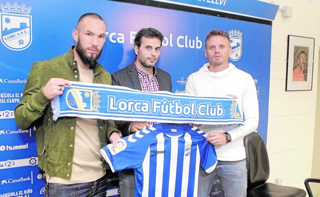 Didier Digard, Lucas García (gerente del Lorca FC) y Nasuti, ayer./Sonia M. Lario