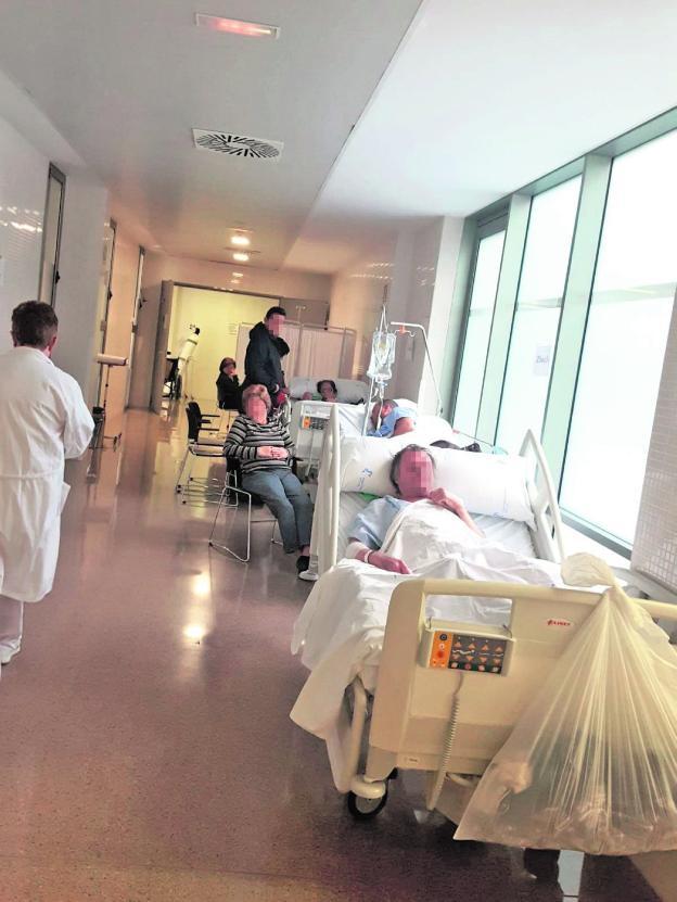 Pacientes y familiares, en los pasillos de Urgencias del Hospital Santa Lucía./La Verdad