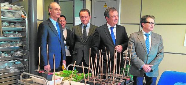 Juan María Vázquez y el consejero de Agricultura, Francisco Jódar (dcha.), ayer en el Imida./CARM