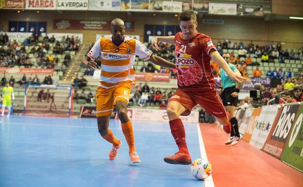 Marinovic intenta golpear el balón ante la presión de Pelé./J. Carrión / AGM