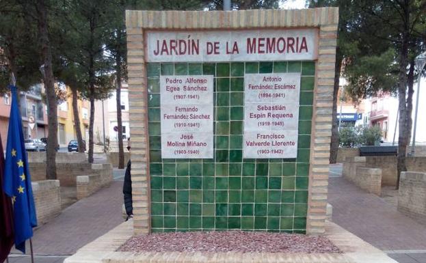 Monolito en homenaje a los seis vecinos de Bullas que murieron en Mauthausem./J.L.P.