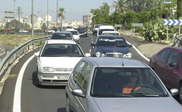 Coches circulando por los accesos a Murcia en el año 2001 /