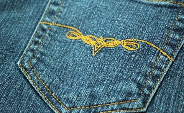 Una mujer encuentra un desagradable regalo en unos 'jeans' comprados online