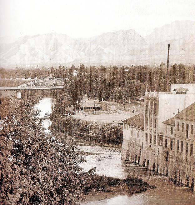 El río Segura, a su paso por La Glorieta, última frontera de la ciudad con los molinos./
