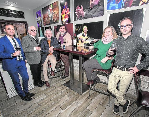 Componentes de la directiva de la Peña Flamenca Antonio Piñana, en Carrots Café./J. M. Rodríguez / AGM