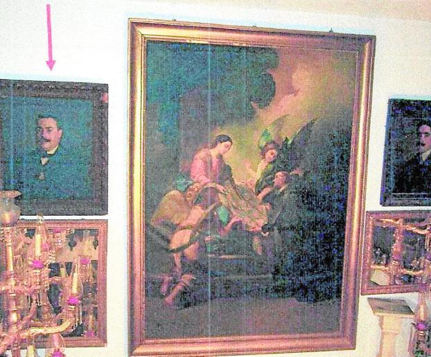 A ambos lados del cuadro grande, en esta fotografía de la casa del sastre, dos de los óleos de Wssel de Guimbarda comprados por Benito Amor en Yelmo, según el testimonio./LV