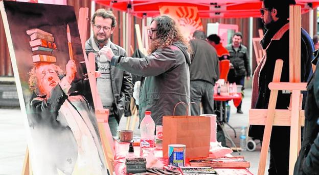 Algunos de los artistas pintando en las calles de Santa Eulalia./Ayto.