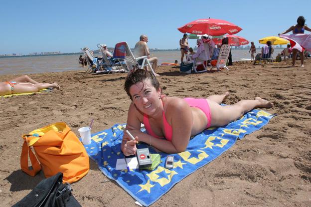Una mujer fumja en una playa de La Manga en una imagen de archivo./J. M. Rodríguez / AGM