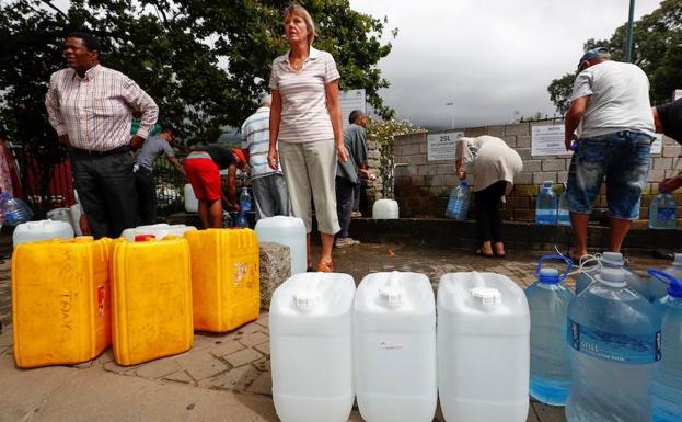 Fotografía de archivo fechada el 19 de enero de 2018 que muestra varios residentes de Ciudad del Cabo recolectan agua. /Nic Bothma (Efe)