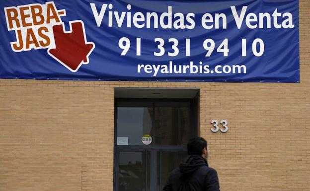 Un anuncio con viviendas a la venta./Reuters
