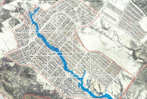 La CHS elaboró este mapa para calcular cuántos chalés se habían construido sobre el cauce original de la rambla de Los Aznares, en color azul y sepultado por el hormigón. /CHS