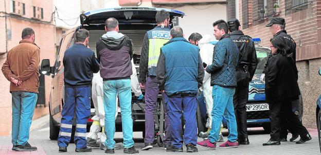 Familiares de la fallecida y miembros de la Policía Nacional asisten al levantamiento del cadáver./Javier Carrión / AGM