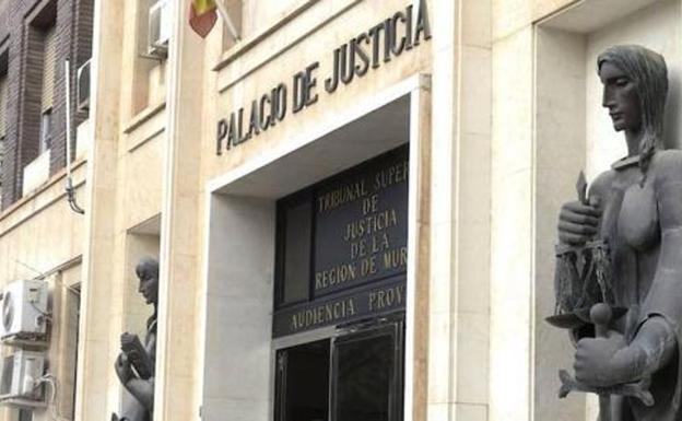 540 euros de multa por intentar evitar una caza de animales en Yecla