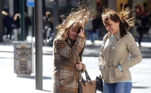 Dos mujeres sufren las consecuencias del viento en Murcia/Alfonso Durán / AGM