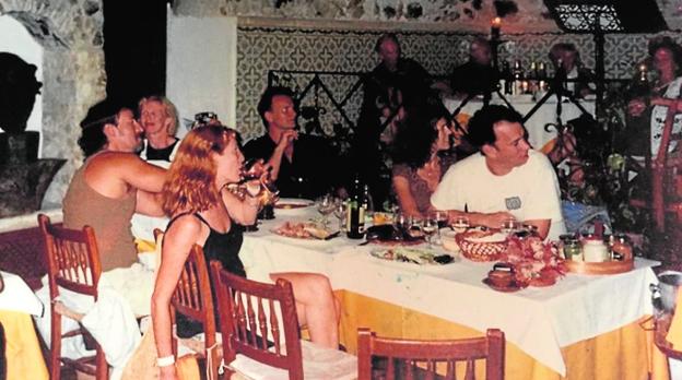 Los tres conocidos artistas con sus acompañantes, en otra comida de ese mismo viaje./