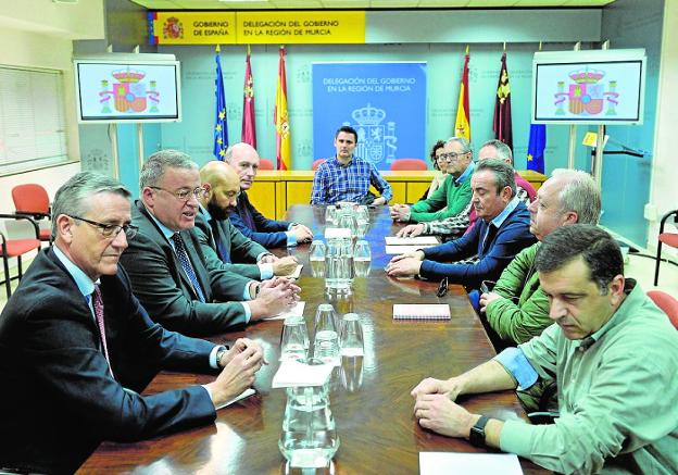 Los directivos de Aena y el delegado del Gobierno, con los trabajadores, ayer en Murcia./Nacho García /AGM
