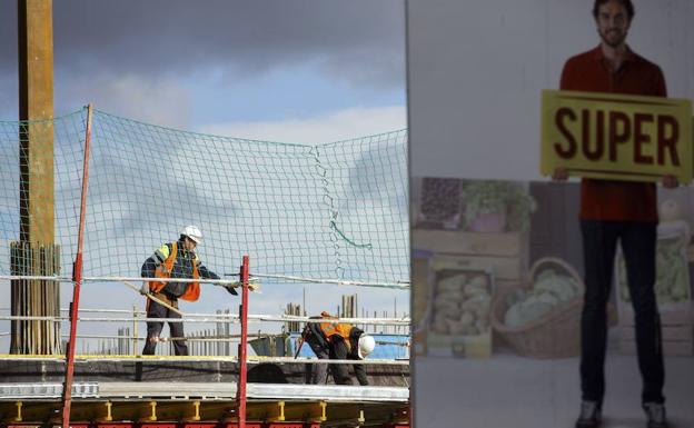 Trabajadores, en una obra en Madrid./Reuters