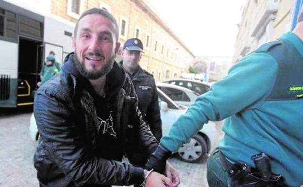 Iván Odero, bromeando con el fotógrafo de prensa a su llegada al juzgado, tras ser detenido./A. vázquez/La voz de cádiz