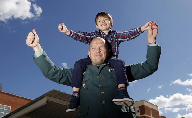 El guardia civil Javier García juega con su hijo Adrián, aquejado de síndrome de Dravet.