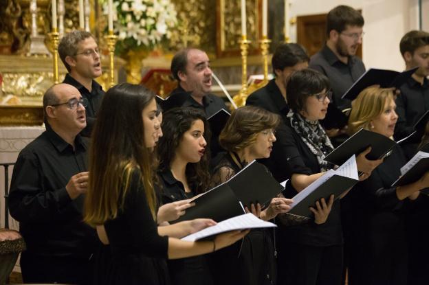 Un grupo de cantantes de coro durante la interpretación de la cantata nº 147 de Bach en la iglesia de San Miguel en Murcia el pasado año, donde también se pudo disfrutar. / miguel martínez