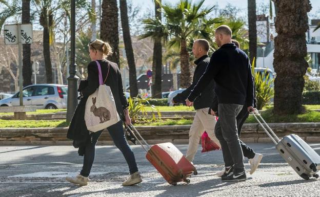Turistas, a su llegada a Palma de Mallorca./Efe