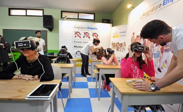 Un grupo de alumnas visionan el video con gafas de realidad virtual. /Vicente Vicéns / AGM