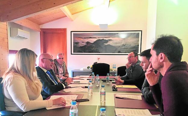 El consejero Hernández (2i), junto a la alcaldesa, durante la reunión celebrada ayer en Mazarrón con la plataforma ciudadana. / CARM