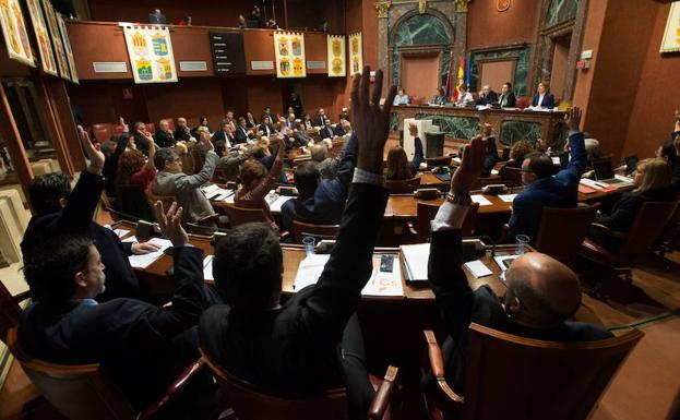 Pleno en la Asamblea Regional./A. Gil / AGM