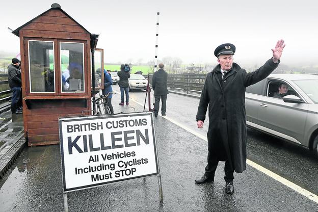 ¡STOP!. Un manifestante ataviado como policía de fronteras junto a una falsa aduana en la localidad de Killeen, en una protesta contra las consecuencias del 'Brexit'. / P. FAITH/AFP