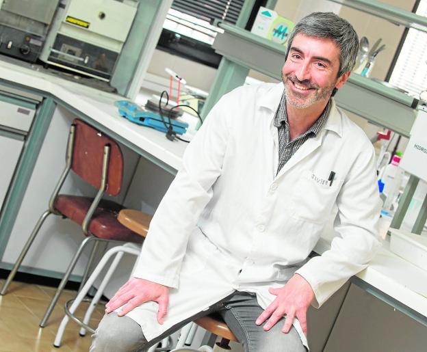 Javier García Alonso, en la Facultad de Veterinaria de la Universidad de Murcia./ Javier Carrión / AGM