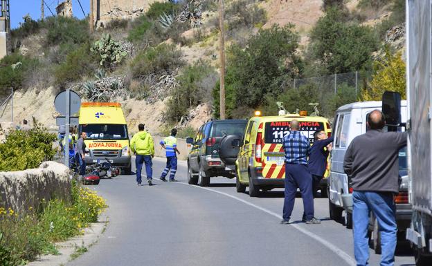 Efectivos sanitarios atienden al herido./J. A. Moreno