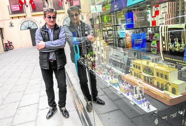 El autor de la obra, Jerónimo Blanco, en el escaparate de la farmacia./Pablo Sánchez/ AGM