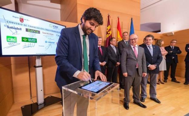 López Miras en el acto en el que se anunció la puesta en marcha de esta línea de crédito/CARM
