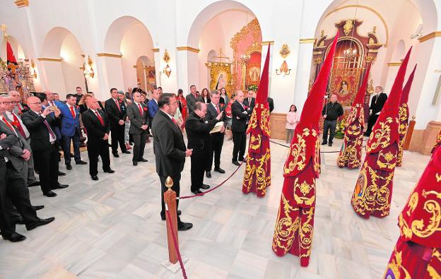 El párroco de San Cristóbal, Régulo Cayuela, bendiciendo los nazarenos que escoltaron anoche al Cristo de la Sangre. / Paco Alonso / AGM
