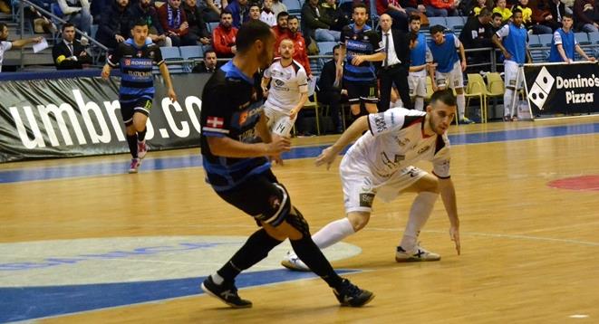 Attos, del Plásticos Romero Cartagena, realiza un pase ante Armando, del Santiago Futsal./LNFS