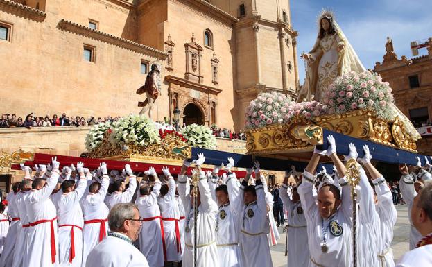 La Encarnación subida hasta lo más alto por los portapasos./Jaime Insa / AGM